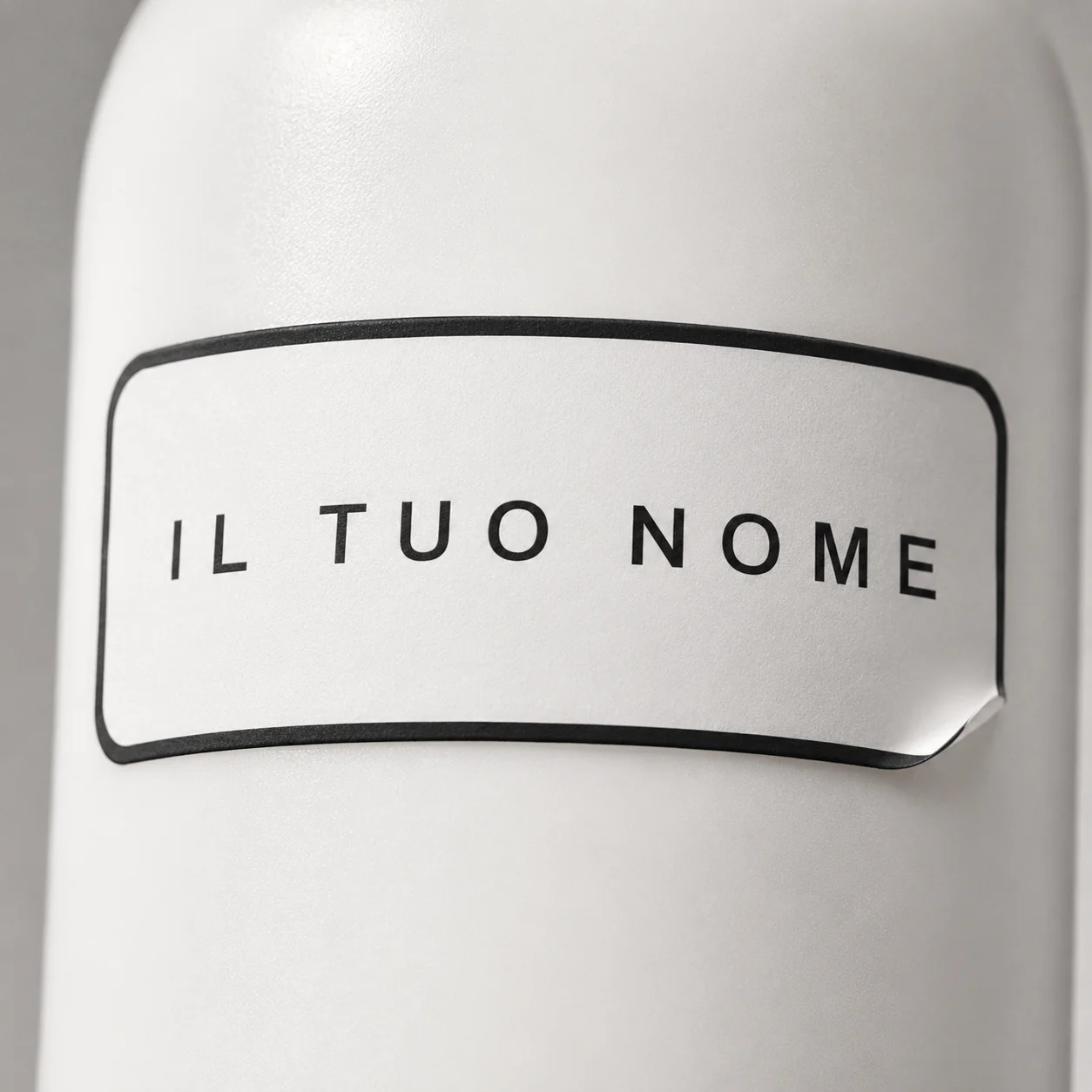 Primo piano dell'etichetta Il tuo nome su un flacone bianco. Rendering di riferimento generato con intelligenza artificiale.